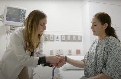 Кодирование Аквилонг в Колпашево Врач держит пациентку за руку