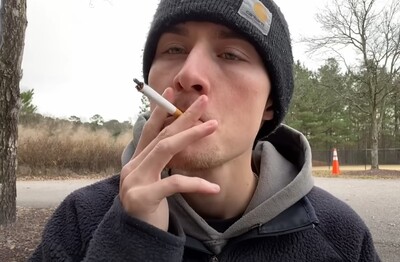 Лечение зависимости от табакокурения в Колпашево Мужчина с сигаретой делает затяжку