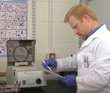 Клиника лечения наркозависимости в Колпашево Врач в кабинете клиники