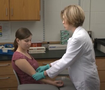 Лечение зависимости от аптечных препаратов в Колпашево Врач делает инъекцию пациентке