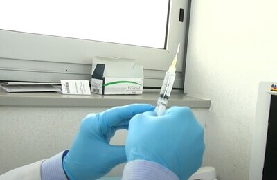 Проведение кодирования Вивитролом в Колпашево Шприц с Вивитролом в руках у врача